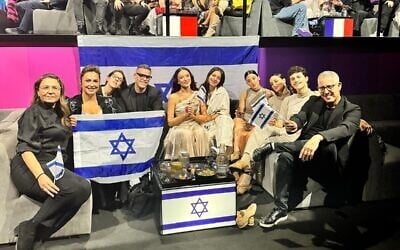 Eden Golan, au centre, et sa délégation dans la salle verte après son passage sur scène lors de la deuxième demi-finale du concours de l'Eurovision à Malmo, en Suède, le 9 mai 2024. (Autorisation : Kan)