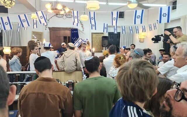 Une discrète célébration de la fête de l'indépendance a eu lieu dans les locaux de la synagogue Zichron Baruch de Tel Aviv, ont expliqué ses dirigeants, en raison de l'obligation religieuse de célébrer cette journée, le 13 mai 2024. (Crédit : Deborah Danan/JTA)