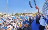 Des milliers de personnes participant à une marche et à un rassemblement ultra-nationalistes pour appeler à la reconstruction des implantations juives dans la bande de Gaza, à Sderot, le 14 mai 2024. (Crédit : Mouvement pro-implantations Nachala)