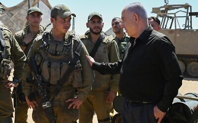 Le Premier ministre Benjamin Netanyahu avec des soldats de Tsahal dans le sud d'Israël, le 16 mai 2024. (Crédit : Maayan Toaf / GPO)