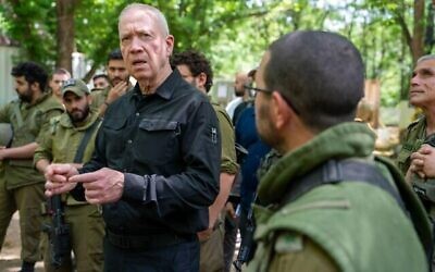Le ministre de la Défense Yoav Gallant rencontrant les troupes israélienne, à la frontière nord, le 17 mai 2023. (Crédit 
 Ariel Hermoni/Ministère de la Défense)