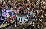 Des Israéliens manifestent à Tel Aviv pour réclamer la libération des otages, le 22 mai 2024. (Yael Gadot)