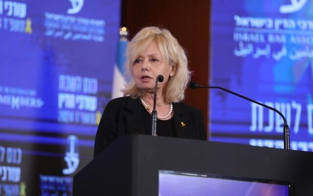 La procureure générale Gali Baharav-Miara s'adressant lors de la conférence annuelle de l'Association du barreau israélien, à Eilat, le 27 mai 2024. (Crédit : Association du barreau israélien) La procureure générale Gali Baharav-Miara s'adressant lors de la conférence annuelle de l'Association du barreau israélien, à Eilat, le 27 mai 2024. (Crédit : Association du barreau israélien)