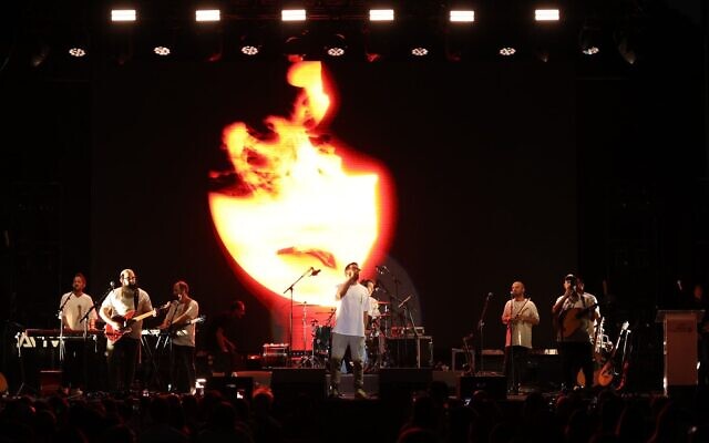 Le chanteur Hanan Ben Ari se produisant lors de l'événement de l'Organisation des veuves et des orphelins de Tsahal, à Tel Aviv, le 28 mai 2024. (Crédit : Loco Group)