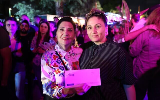 La présidente de l'Organisation des veuves et des orphelins de Tsahal, Tami Shelach, en compagnie de Malki Inbal, bénéficiaire d'une bourse d'études, à Tel Aviv, le 28 mai 2024. (Crédit : Loco Group)