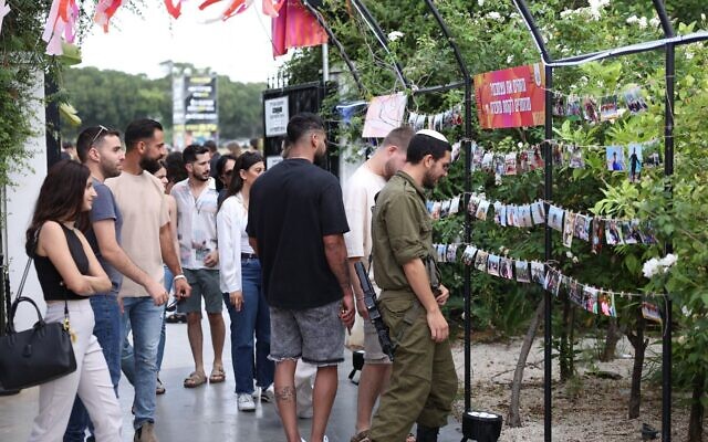 Des participants à l'événement de l'Organisation des veuves et des orphelins de Tsahal, à Tel Aviv, le 28 mai 2024. (Crédit : Loco Group)