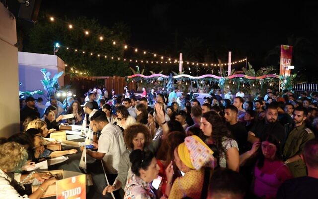 Des participants à l'événement de l'Organisation des veuves et des orphelins de Tsahal, à Tel Aviv, le 28 mai 2024. (Crédit : Loco Group)