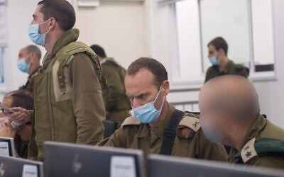 Le commandant de la division de Galilée, le général de brigade Shlomi Binder, participe à un exercice simulant des combats à la frontière libanaise dans le nord d'Israël, le 10 février 2021. (Crédit : armée israélienne)