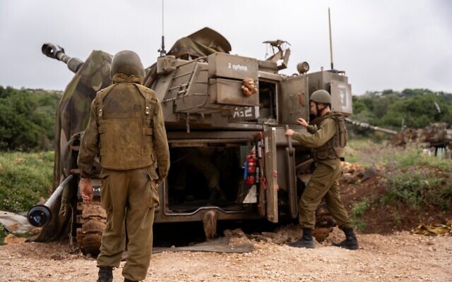 Des troupes du 282e régiment du Corps d’Artillerie de l’armée israélienne, dans le nord d'Israël, sur une photo publiée le 3 mai 2024. (Crédit : Armée israélienne)