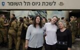 L'ex-otage Noga Weiss (au centre) avec sa mère Shiri (à gauche), à la base de Tel Hashomer dans le centre d'Israël, le 6 mai 2024. (Crédit : armée israélienne)