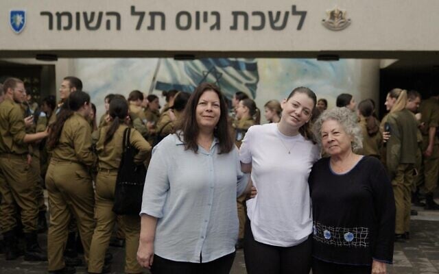 L'ex-otage Noga Weiss (au centre) avec sa mère Shiri (à gauche), à la base de Tel Hashomer dans le centre d'Israël, le 6 mai 2024. (Crédit : armée israélienne) L'ex-otage Noga Weiss (au centre) avec sa mère Shiri (à gauche), à la base de Tel Hashomer dans le centre d'Israël, le 6 mai 2024. (Crédit : armée israélienne)