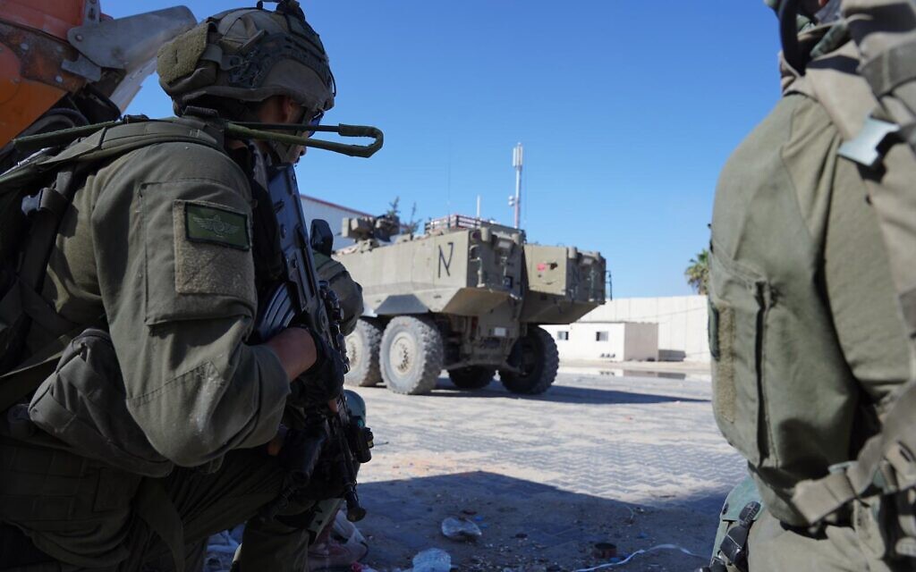 Des troupes de l'armée israélienne en opération dans la bande de Gaza, sur une image publiée le 8 mai 2024. (Crédit : Armée israélienne)