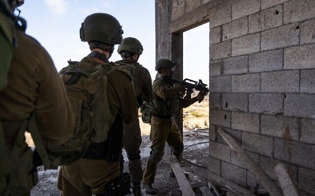 Des troupes de Tsahal opèrent dans la bande de Gaza, dans une photo publiée le 10 mai 2024. (Crédit : armée israélienne)