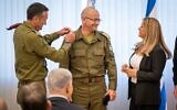 Le chef d'état-major de l'armée israélienne, le lieutenant-général Herzi Halevi, remettant le grade de général de division à Roman Gofman, le nouveau secrétaire militaire du Premier ministre. (Crédit : Armée israélienne)