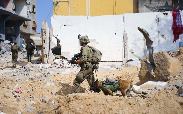 Des soldats de l’armée israélienne de la 460e brigade du Corps Blindé Mécanisé en opération à Jabaliya, dans le nord de Gaza, sur une photo publiée le 21 mai 2024. (Crédit : Armée israélienne) Des soldats de l’armée israélienne de la 460e brigade du Corps Blindé Mécanisé en opération à Jabaliya, dans le nord de Gaza, sur une photo publiée le 21 mai 2024. (Crédit : Armée israélienne)