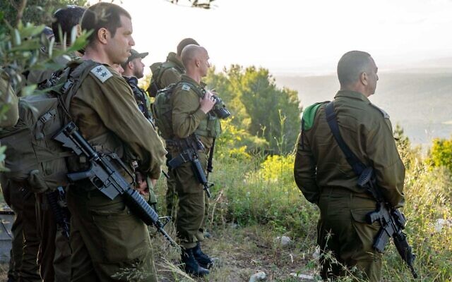 Des officiers de l'armée israélienne lors d'un exercice simulant une incursion terrestre au Liban, sur une photo publiée le 27 mai 2024. (Crédit : Armée israélienne)
