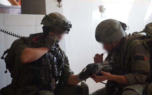 Des soldats de la Brigade Nahal en opération à Rafah, dans le sud de Gaza, sur une photo publiée le 28 mai 2024. (Crédit : Armée israélienne) Des soldats de la Brigade Nahal en opération à Rafah, dans le sud de Gaza, sur une photo publiée le 28 mai 2024. (Crédit : Armée israélienne)