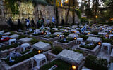 Les tombes des soldats tombés au combat, au cimetière militaire du mont Herzl, le 24 avril 2023. (Crédit : Yonatan Sindel/Flash90)