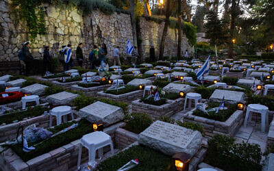 Les tombes des soldats tombés au combat, au cimetière militaire du mont Herzl, le 24 avril 2023. (Crédit : Yonatan Sindel/Flash90)