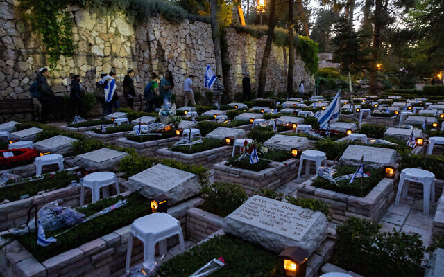 Les tombes des soldats tombés au combat, au cimetière militaire du mont Herzl, le 24 avril 2023. (Crédit : Yonatan Sindel/Flash90) Les tombes des soldats tombés au combat, au cimetière militaire du mont Herzl, le 24 avril 2023. (Crédit : Yonatan Sindel/Flash90)