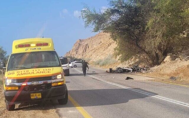 Les premiers secours sur la scène d'un accident meurtrier sur la Route 90, près de la mer Morte, le 25 mai 2024. (Crédit : Magen David Adom)