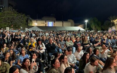 Une foule rassemblée sur la place des otages de Tel Aviv pour entendre les témoignages des survivants de la Shoah et des familles d'otages à la veille de Yom HaShoah, le 5 mai 2024. (Crédit :Charlie Summers/Times of Israel)