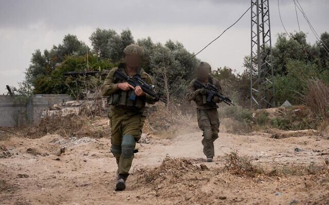 Les soldats israéliens en opération dans le nord de Gaza, à Jabaliya, une photo diffusée par l'armée le 25 mai 2024. (Crédit : Armée israélienne)