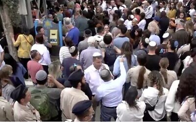 Des centaines de personnes assistent aux funérailles d'Esther Greizer, survivante de la Shoah, à Haïfa le 6 mai 2024 (Capture d'écran via Douzième chaîne)
