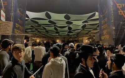 Des fidèles juifs se rassemblent dans le quartier de Sheikh Jarrah, à Jérusalem-Est, à l'occasion de la fête de Lag BaOmer, le 25 mai 2024. (Charlie Summers/Times of Israel)
