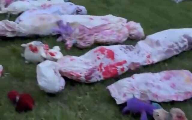 Des cadavres ensanglantés factices installés par des militants anti-Israël devant la maison de la présidente du conseil d'administration de l'Université du Michigan, Sarah Hubbard, le 15 mai 2024, dans une vidéo diffusée sur les réseaux sociaux. (Utilisée conformément à la clause 27a de la loi sur les droits d'auteur) Des cadavres ensanglantés factices installés par des militants anti-Israël devant la maison de la présidente du conseil d'administration de l'Université du Michigan, Sarah Hubbard, le 15 mai 2024, dans une vidéo diffusée sur les réseaux sociaux. (Utilisée conformément à la clause 27a de la loi sur les droits d'auteur)