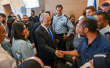 Le Premier ministre Benjamin Netanyahu rencontrant les 44 porteurs du flambeau avant le 76e jour Yom HaAtsmaout, le 12 mai 2024. (Crédit : Kobi Gideon/GPO)