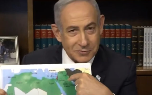 Le Premier ministre Benjamin Netanyahu brandit une carte du Moyen-Orient et de l'Afrique du Nord lors d'une interview télévisée, le 30 mai 2024. (YouTube, utilisé conformément à l'article 27a de la loi sur le droit d'auteur) Le Premier ministre Benjamin Netanyahu brandit une carte du Moyen-Orient et de l'Afrique du Nord lors d'une interview télévisée, le 30 mai 2024. (YouTube, utilisé conformément à l'article 27a de la loi sur le droit d'auteur)