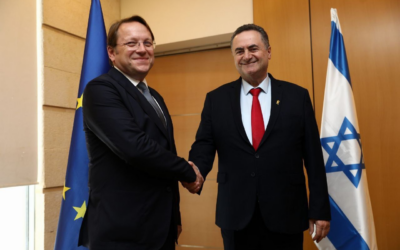 Le ministre des Affaires étrangères Israël Katz (à droite) et le diplomate hongrois Olivér Várhelyi, à Jérusalem, le 28 mai 2024. (Crédit : Lior Mizrahi/GPO)