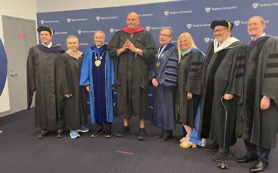 Le sénateur démocrate Jon Fetterman de Pennsylvanie (au centre) aux côtés des dirigeants de la Yeshiva University, avant la cérémonie de remise des diplômes de l'université dans le Queens, le 29 mai 2024. (Crédit : Luke Tress via JTA)