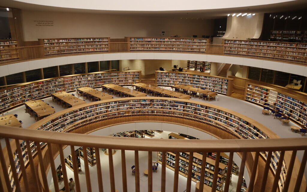 La salle de lecture en cercle concentrique du nouveau bâtiment de la Bibliothèque nationale d'Israël. (Crédit : Shmuel Bar-Am)