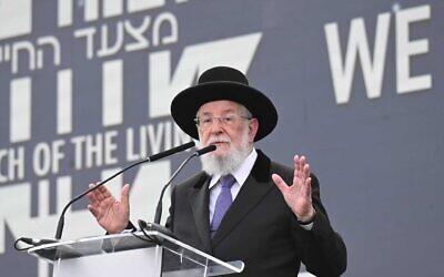 Le rabbin Yisrael Meir Lau lors d'une cérémonie de commémoration de la Shoah à Auschwitz-Birkenau, le 6 mai 2024. (Crédit : Yossi Zelinger)