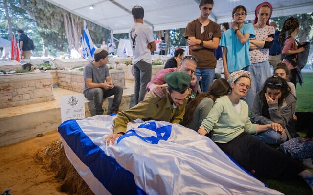 Proches et amis du capitaine Roy Beit Yaakov assistent à ses funérailles au cimetière militaire du mont Herzl à Jérusalem, le 16 mai 2024. (Photo de Chaim Goldberg/Flash90) Proches et amis du capitaine Roy Beit Yaakov assistent à ses funérailles au cimetière militaire du mont Herzl à Jérusalem, le 16 mai 2024. (Photo de Chaim Goldberg/Flash90)