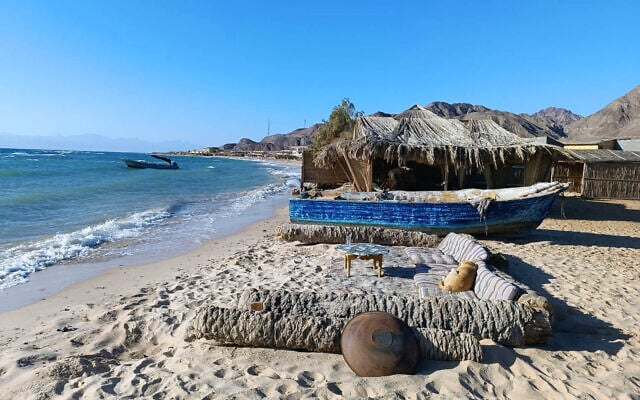 Un camp de touristes sur la plage aux abords de Nuweiba, une ville du Sinaï, le 7 mai 2024. (Crédit : Gianluca Pacchiani/Times of Israel)