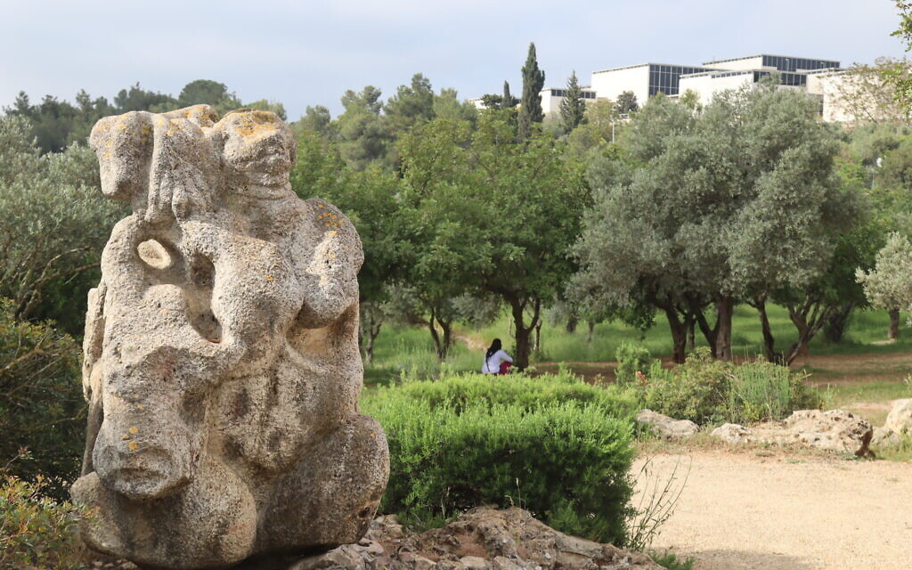 "Lutte", une sculpture de l'artiste israélien né en Pologne Shmuel Bar-Even. (Crédit : Shmuel Bar-Am)