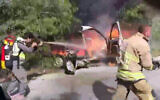 Des pompiers libanais s'efforcent d'éteindre une voiture touchée par une frappe aérienne israélienne dans le village de Bafliyeh, au sud du Liban, le 9 mai 2024. (Social media/X ; utilisé conformément à l'article 27a de la loi sur le droit d'auteur)