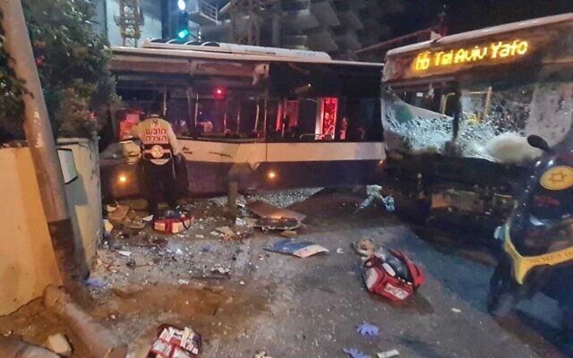 La scène d'une collision entre deux bus, à Tel Aviv, le 15 mai 2024. (Crédit : Hatzalah)
