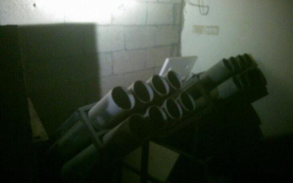 Un lance-roquettes trouvé par les troupes à l'intérieur d'une mosquée à la périphérie de Jabaliya, dans une image publiée le 21 mai 2024. (Crédit : Armée israélienne)