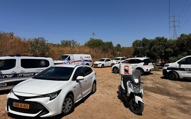 La police, les ambulances et les véhicules de secours sur les lieux où un corps a été trouvé près du cimetière de Morasha à Ramat Sharon dans le centre d'Israël, le 16 mai 2024. (Crédit : ZAKA)