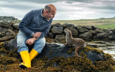 Extrait de « Billy and Molly : An Otter Love Story », projeté au festival du film Doc Aviv en mai 2024 (Crédit : National Geographic/Charlie Hamilton James)