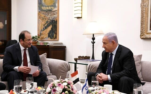 Le Premier ministre Benjamin Netanyahu recevant le chef des services secrets égyptiens Abbas Kamel à sa résidence officielle, à Jérusalem, le 30 mai 2021. (Crédit : Amos Ben Gershom/Bureau de la presse gouvernementale)