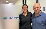 Michal Tsur, co-fondatrice de Remepy (à gauche) et l'ancien Premier ministre Naftali Bennett, membre du conseil d'administration de la start-up biotechnologique. (Crédit : Authorization)