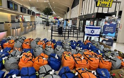 Des sacs remplis d'équipements offerts par Lev Echad, dans le comté de Bergen, prêts pour le transport vers Israël à l'aéroport international de Newark, le 10 avril 2024. (Autorisation : Bergen County Lev Echad via JTA)