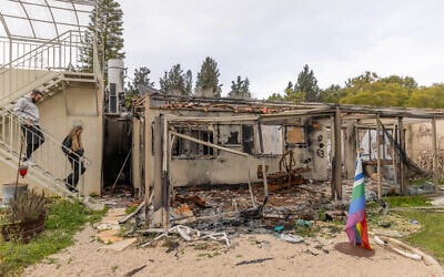 Les restes des destructions causées par les terroristes du Hamas lorsqu'ils ont infiltré le kibboutz Nirim le 7 octobre 2023, près de la frontière entre Israël et Gaza, dans le sud d'Israël, le 21 janvier 2024. (Crédit : Yossi Aloni/Flash90)