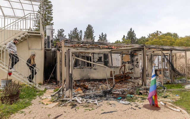 Les restes des destructions causées par les terroristes du Hamas lorsqu'ils ont infiltré le kibboutz Nirim le 7 octobre 2023, près de la frontière entre Israël et Gaza, dans le sud d'Israël, le 21 janvier 2024. (Crédit : Yossi Aloni/Flash90)