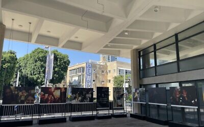 Une photographie de l'exposition en plein air "Incomplete", présentant des clichés des manifestations israéliennes en faveur de la libération des otages, qui se tient jusqu'au 29 juin 2024 sur la place Habima de Tel Aviv (Crédit : Jessica Steinberg/Times of Israel)